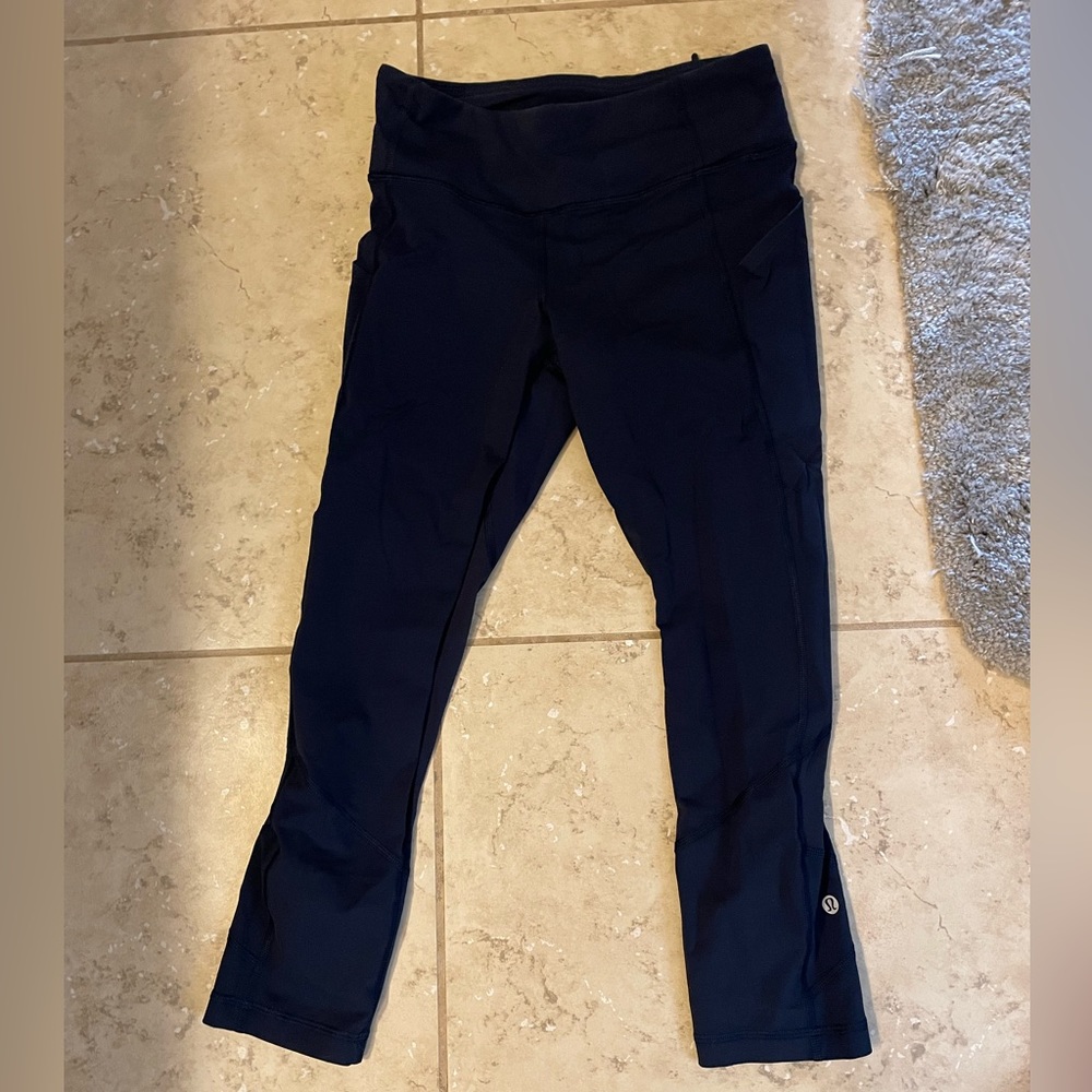 Lululemon size 4 navy cropped leggings with lots of pockets
